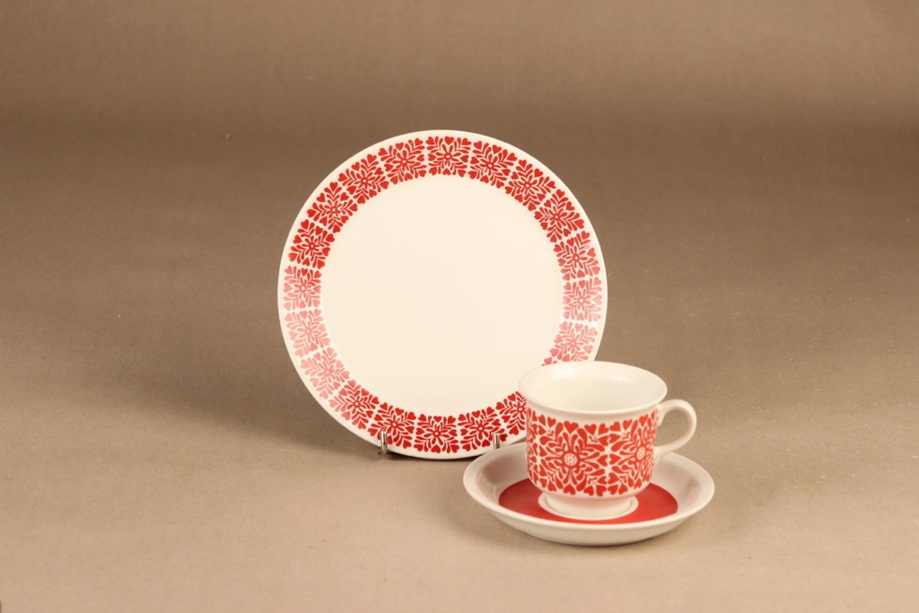 Arabia Tytti kahvikuppi ja lautaset(2), punainen, suunnittelija Raija Uosikkinen,