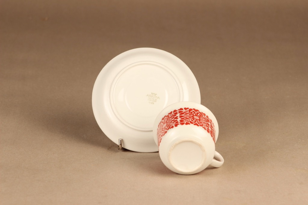 Arabia Tytti kahvikuppi ja lautaset(2), punainen, suunnittelija Raija Uosikkinen, kuva 4