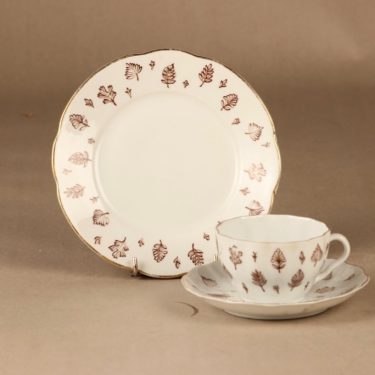 Arabia Aulikki kahvikuppi ja lautaset (2), valkoinen, ruskea, suunnittelija tuntematon, lehti
