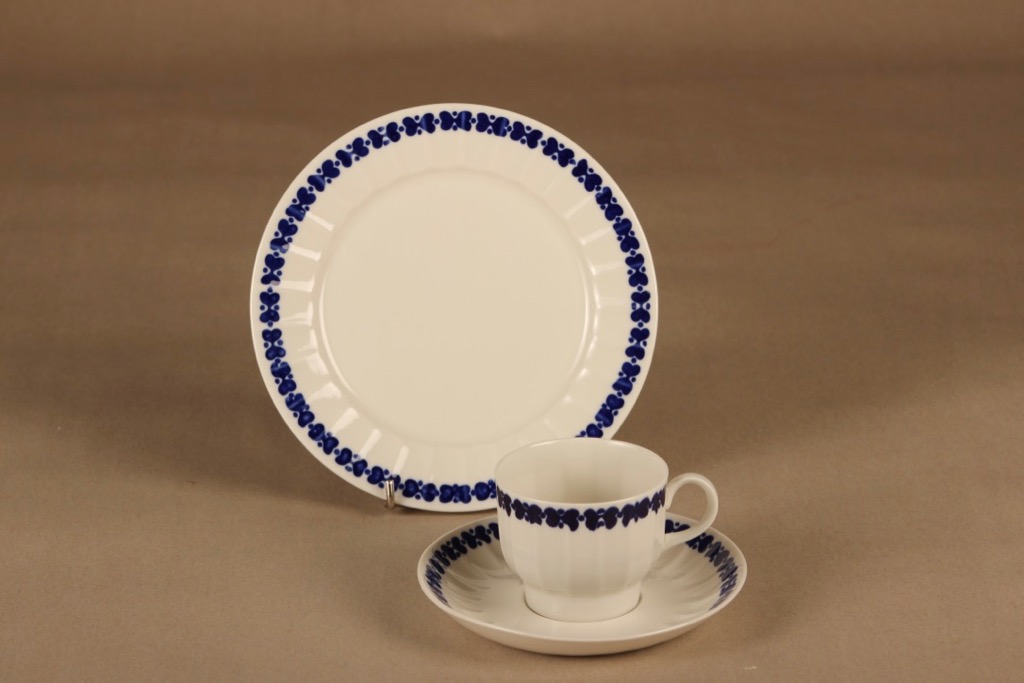 Arabia Elvikki kahvikuppi ja lautaset(2), sininen, suunnittelija Esteri Tomula, kukka