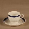 Arabia Elvikki kahvikuppi ja lautaset(2), sininen, suunnittelija Esteri Tomula, kukka kuva 2