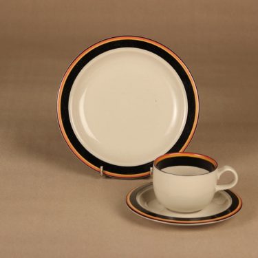 Arabia Reimari kahvikuppi ja lautaset (2),, suunnittelija Inkeri Leivo, raitakoriste