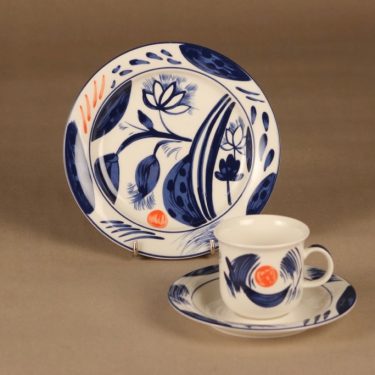 Arabia Arctica Nova kahvikuppi ja lautaset(2), sininen, oranssi, suunnittelija Dorrit von Fieandt, kukka, moderni