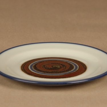 Arabia Wellamo lautanen, 17.5 cm, suunnittelija Peter Winquist, 17.5 cm, käsinmaalattu, raitakoriste