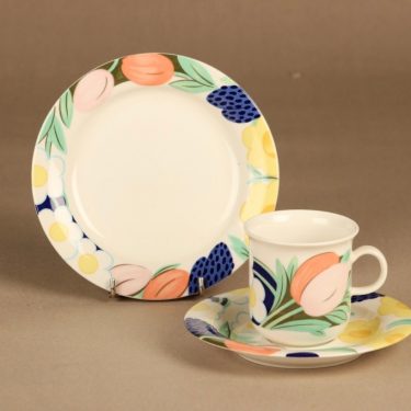 Arabia Poetica kahvikuppi ja lautaset(2), monivärinen, suunnittelija Dorrit von Fieandt, serikuva, kukka