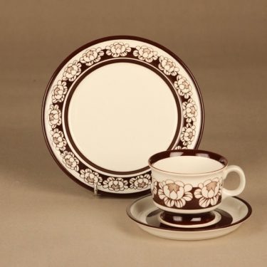 Arabia Katrilli kahvikuppi ja lautaset, ruskea, valkoinen, suunnittelija Esteri Tomula, serikuva