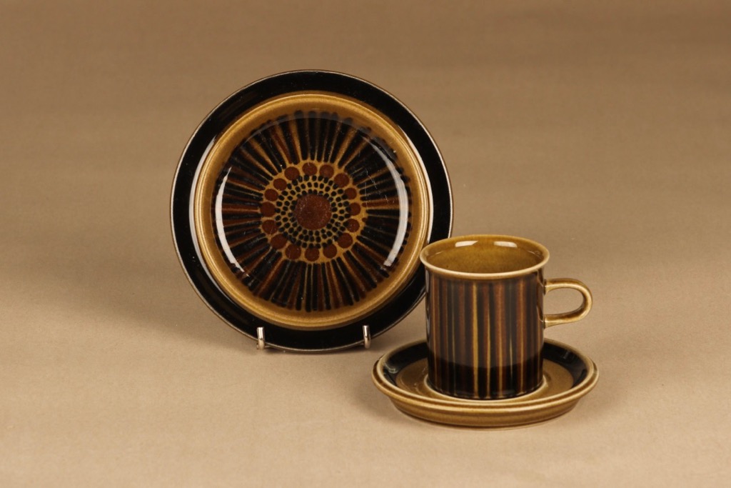 Arabia Kosmos kahvikuppi ja lautaset(2), ruskea, suunnittelija Gunvor Olin-Grönqvist, puhalluskoriste