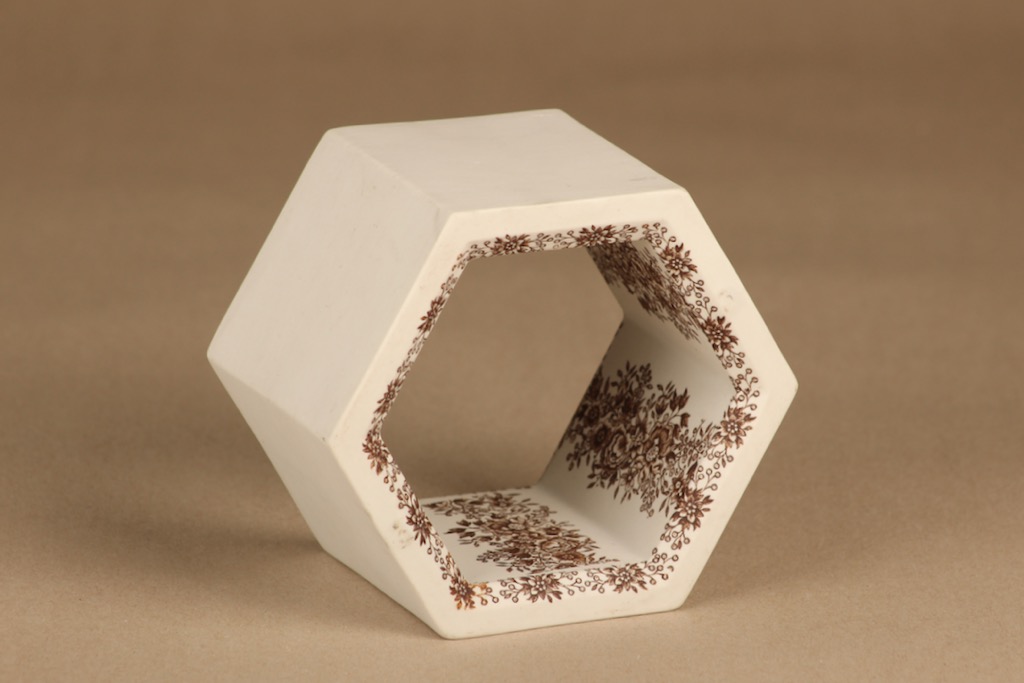 Arabia Hexagon taidekeramiikkaesine suunnittelija Brut Bryk