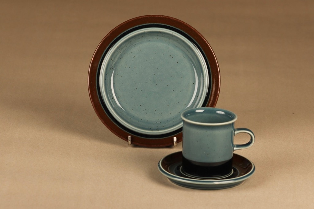 Arabia Meri kahvikuppi ja lautaset (2), turkoosi, ruskea, suunnittelija Ulla Procope,