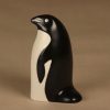 Arabia figuuri, Pingviini, suunnittelija Lillemor Mannerheim-Klingspor, Pingviini, WWF, signeerattu kuva 3