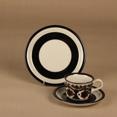 Arabia Riikka kahvikuppi ja lautaset(2), ruskea, musta, suunnittelija Anja Jaatinen-Winquist,