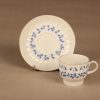 Arabia Vanamo kahvikuppi ja lautaset(2), sininen, suunnittelija Esteri Tomula, serikuva, ornamentti, kukka kuva 3