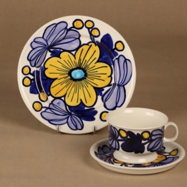 Arabia Nuppu tea cup and plates, hand-painted Raija Uosikkinen