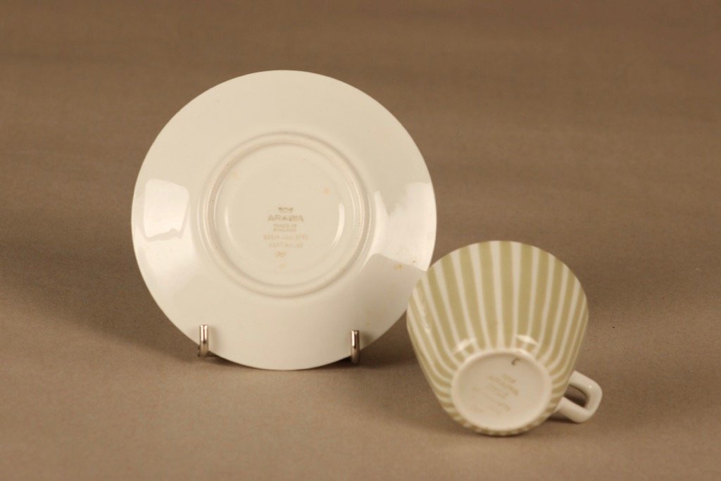 Arabia Reseda kahvikuppi ja lautaset (2), käsinmaalattu, suunnittelija Esteri Tomula, käsinmaalattu, raitakoriste kuva 4