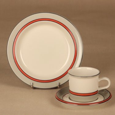 Arabia Aslak kahvikuppi ja lautaset, suunnittelija Inkeri Leivo, raitakoriste