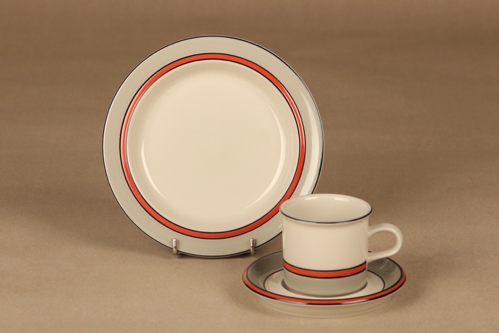 Arabia Aslak kahvikuppi ja lautaset, suunnittelija Inkeri Leivo, raitakoriste