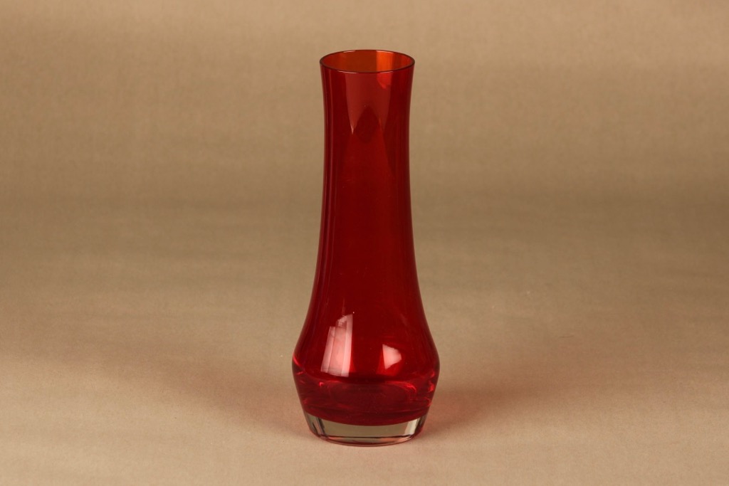 Riihimäen lasi 1374 maljakko, punainen, suunnittelija Tamara Aladin,
