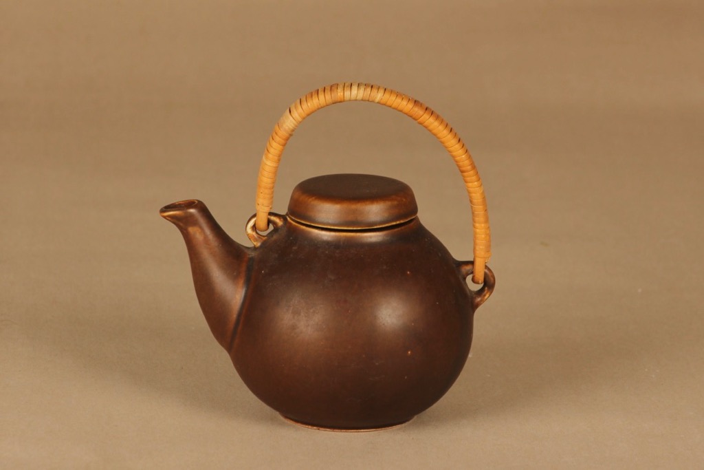 Arabia GA 1 teekaadin, rottinkikahvalla, suunnittelija Ulla Procope, rottinkikahvalla