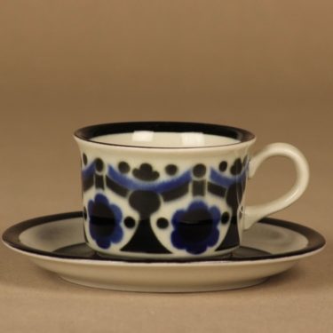 Arabia Riikka kahvikuppi, musta, sininen, suunnittelija Anja Jaatinen-Winquist,