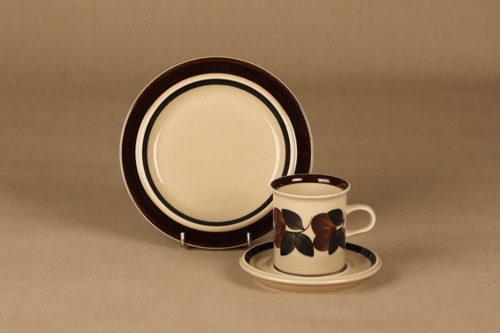 Arabia Ruija kahvikuppi ja lautaset(2), ruskea, suunnittelija Raija Uosikkinen, kukka