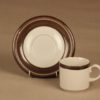Arabia Karelia kahvikuppi ja lautaset(2), ruskea, harmaa, suunnittelija Anja Jaatinen-Winquist, raitakoriste kuva 3