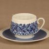Arabia Doria kahvikuppi ja lautaset(2), sininen, suunnittelija Raija Uosikkinen, kukka kuva 2