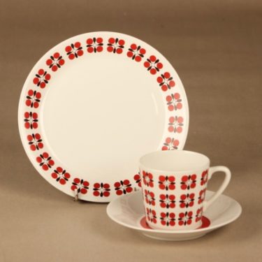 Arabia Eveliina kahvikuppi ja lautaset(2), punainen, musta, suunnittelija Esteri Tomula,
