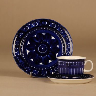 Arabia Valencia kahvikuppi ja lautaset (2), käsinmaalattu, suunnittelija Ulla Procope, käsinmaalattu, signeerattu