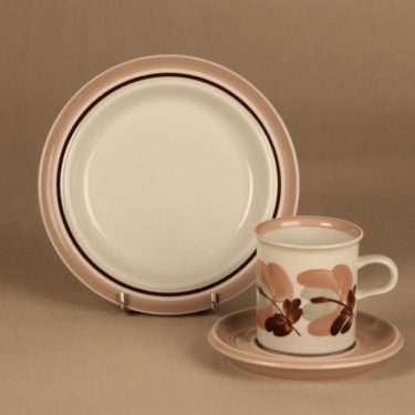 Arabia Koralli kahvikuppi ja lautaset (2), käsinmaalattu, suunnittelija Raija Uosikkinen, käsinmaalattu