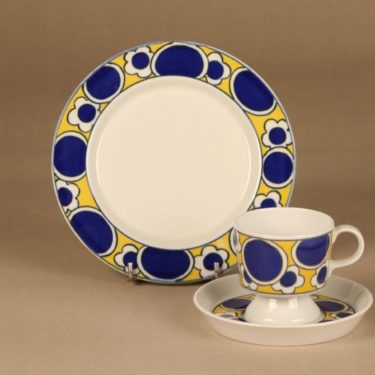 Arabia Pauliina kahvikuppi ja lautaset (2), keltainen, sininen, suunnittelija Anja Jaatinen-Winquist, retro