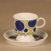 Arabia Pauliina kahvikuppi ja lautaset (2), keltainen, sininen, suunnittelija Anja Jaatinen-Winquist, retro kuva 2