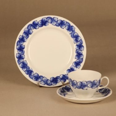 Arabia Rinki kahvikuppi ja lautaset (2), sininen, valkoinen, suunnittelija Esteri Tomula,