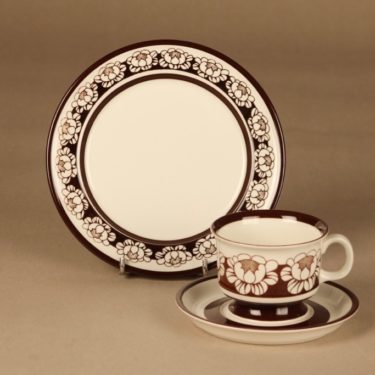 Arabia Katrilli kahvikuppi ja lautaset (2), ruskea, suunnittelija Esteri Tomula,