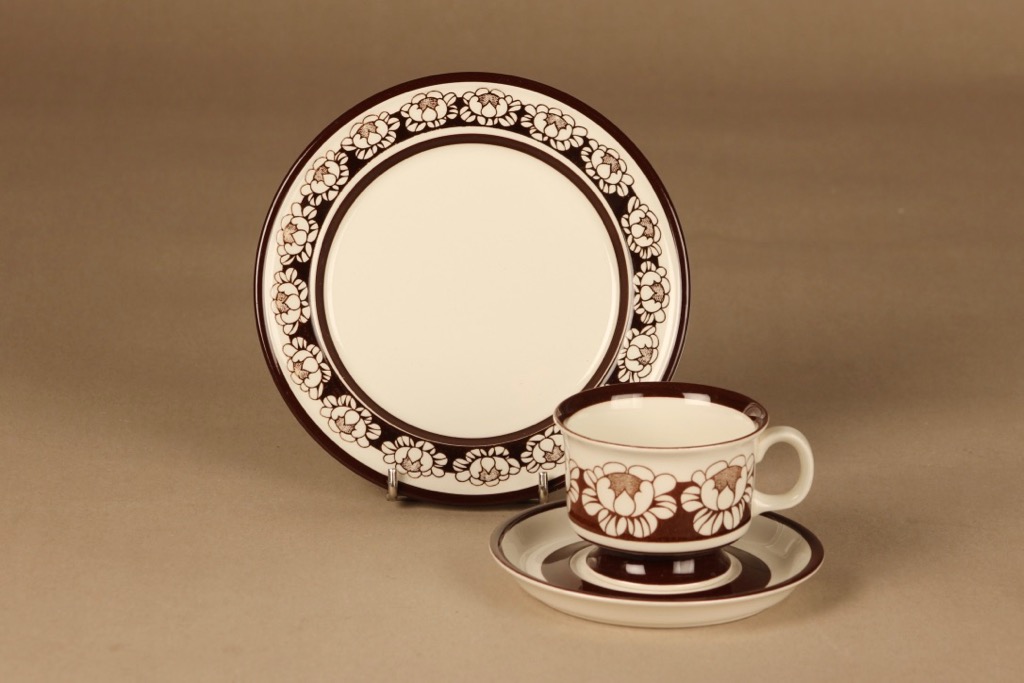 Arabia Katrilli kahvikuppi ja lautaset (2), ruskea, suunnittelija Esteri Tomula,