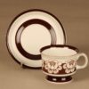 Arabia Katrilli kahvikuppi ja lautaset (2), ruskea, suunnittelija Esteri Tomula,  kuva 3