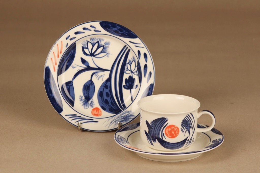 Arabia Arctica Nova teekuppi ja lautaset(2), sininen, oranssi, suunnittelija Dorrit von Fieandt, kukka, moderni