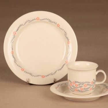 Arabia Rosette kahvikuppi ja lautaset suunnittelija Inkeri Leivo