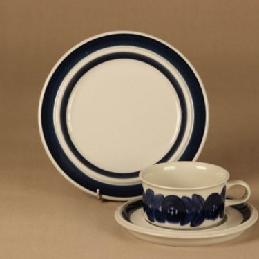 Arabia Anemone teekuppi ja lautaset (2), käsinmaalattu, suunnittelija Ulla Procope, käsinmaalattu, signeerattu