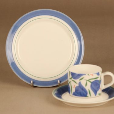 Arabia Balladi kahvikuppi ja lautaset (2), sininen, suunnittelija Heikki Orvola, kukka