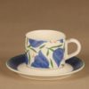 Arabia Balladi kahvikuppi ja lautaset (2), sininen, suunnittelija Heikki Orvola, kukka kuva 2