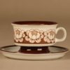 Arabia Katrilli teekuppi ja lautaset(2), ruskea, suunnittelija Esteri Tomula,  kuva 2
