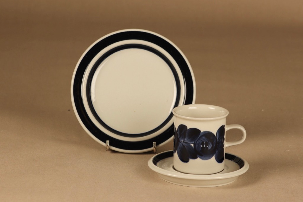 Arabia Anemone kahvikuppi ja lautaset (2), käsinmaalattu, suunnittelija Ulla Procope, käsinmaalattu
