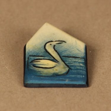 Arabia HLS rintakoru, uniikki, suunnittelija Heljä Liukko-Sundström, uniikki, signeerattu, joutsen