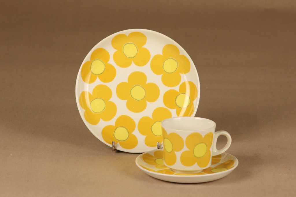Arabia Aurinko kahvikuppi ja lautaset(2), keltainen, suunnittelija Esteri Tomula, kukka, serikuva