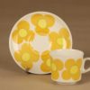 Arabia Aurinko kahvikuppi ja lautaset(2), keltainen, suunnittelija Esteri Tomula, kukka, serikuva kuva 3