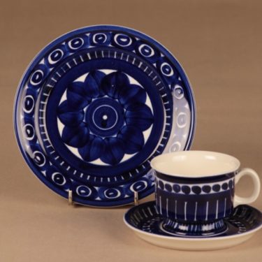 Arabia Valencia kahvikuppi ja lautaset(2), käsinmaalattu, suunnittelija Ulla Procope, käsinmaalattu, signeerattu
