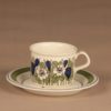 Arabia Krokus kahvikuppi ja lautaset(2), vihreä, sininen, suunnittelija Esteri Tomula, serikuva, kukka kuva 2
