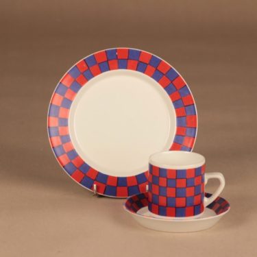 Arabia Tammi kahvikuppi ja lautaset(2), punainen,sininen, suunnittelija Esteri Tomula, ruutu
