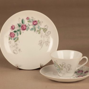 Arabia Rosalia kahvikuppi ja lautaset(2), käsinmaalattu, suunnittelija Hilkka-Liisa Ahola, käsinmaalattu, kukka, ruusu, signeerattu