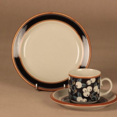 Arabia Taika kahvikuppi ja lautaset (2), sininen, ruskea, suunnittelija Inkeri Seppälä, sininen, ruskea, marja, mustikka